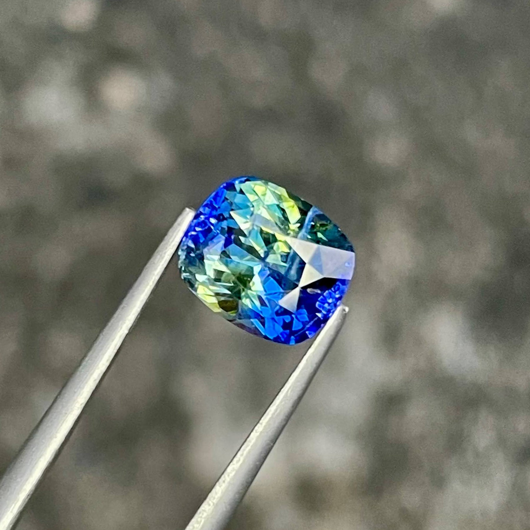2.70 Carats Bi Color Sapphire Gemstone