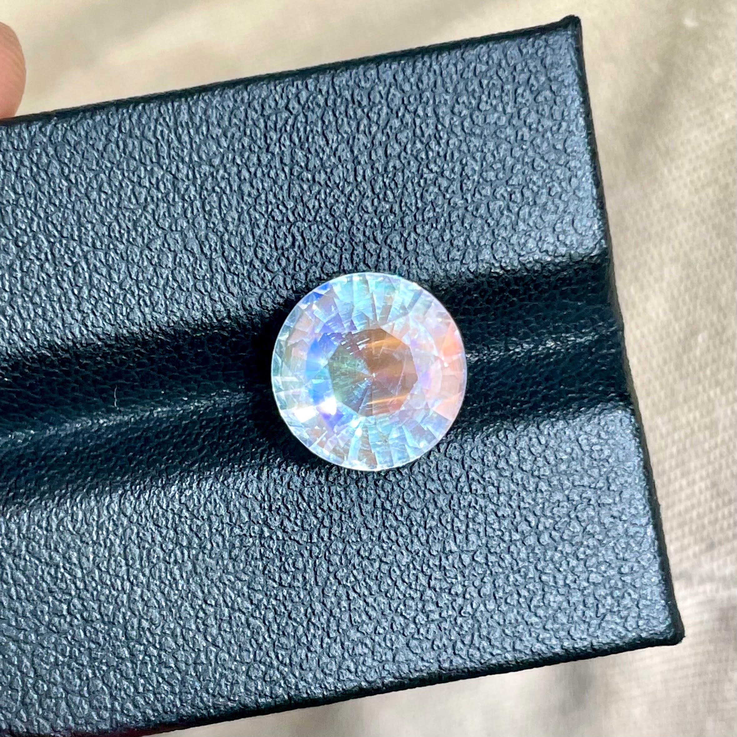 3.69 Carats Fine Quality Moonstone Gem